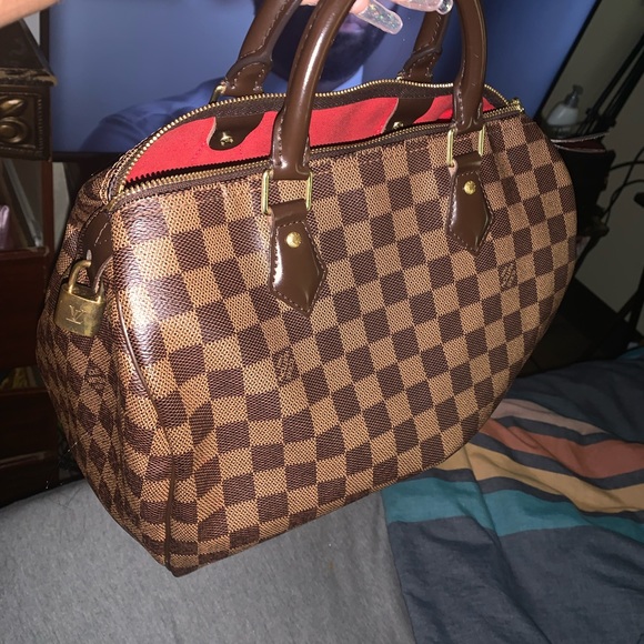 I am selling the Louis Vuitton bag i don’t wear it anymore. - Picture 1 of 4